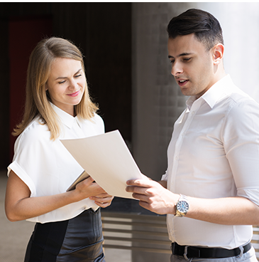 immagine di un uomo che guarda le fatture